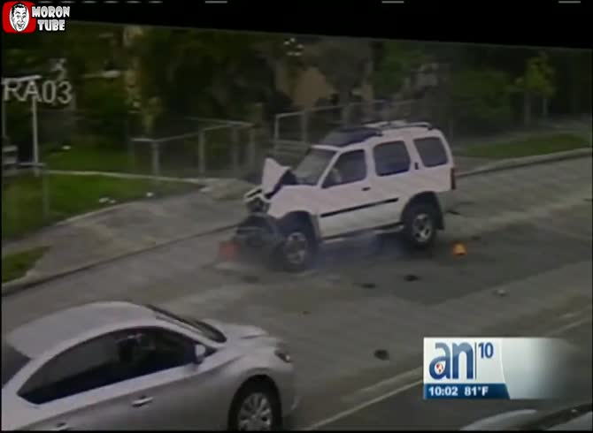 Video :A guy is struck from behind by a car as he assists in unloading a moving truck